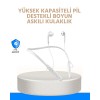 Uzun pil ömrü ve dayanıklı yapısıyla öne çıkan bu kablosuz kulaklık, 100 saate kadar kesintisiz müzik dinleme veya konuşma imkânı sunar. Boyun askılı tasarımı sayesinde spor yaparken, yürüyüşte veya günlük aktivitelerde kulaktan düşmez ve rahat bir kullan