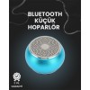 Bu mini Bluetooth hoparlör, gelişmiş Bluetooth 5.0 teknolojisi ile donatılmış olup, cihazlarınızla hızlı, kararlı ve kesintisiz bağlantı sağlar. En fazla 30 metreye kadar kablosuz bağlantı mesafesi ile evde, dış mekanda ya da iş yerinde müzik dinlerken öz