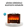 Bu solar şarjlı şömine efektli Bluetooth hoparlör, teknolojiyi estetikle buluşturan özel bir tasarıma sahiptir. Alev ışığı efekti, ortama romantik ve sıcak bir şömine atmosferi katarken, 7W gücündeki hoparlör güçlü ve kaliteli bir ses deneyimi sunar. Deri