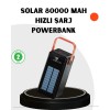 80000 mAh Solar Powerbank, hızlı şarj desteği ve yüksek kapasitesiyle günlük hayatın vazgeçilmez aksesuarlarından biridir. Güçlü bataryası sayesinde telefonunuzu defalarca şarj edebilir, uzun yolculuklarda ve doğa aktivitelerinde kesintisiz enerji elde ed