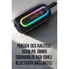 Bluetooth hoparlör, en yeni Bluetooth 5.1 teknolojisi ile donatılmıştır. Bu gelişmiş bağlantı teknolojisi, cihazlar arasında daha hızlı ve kararlı bir bağlantı sağlar. İster telefonunuzdan ister tabletinizden, hoparlöre bağlanarak müziklerinizi kesintisiz