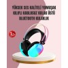 Uzun süreli kullanımlarda rahatsızlık hissi yaşamadan oyun ve müzik keyfini çıkarmak isteyenler için tasarlanan bu RGB ışıklı kablosuz kulaklık, ergonomik yapısıyla fark yaratır. Sadece 280 gram ağırlığında olan kulaklık, baş ve kulak bölgesine eşit baskı