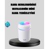 Modern ve minimal tasarımıyla öne çıkan bu mini nemlendirici, hem işlevsel hem de estetik bir hava aksesuarıdır. USB güç bağlantısı sayesinde bilgisayar, powerbank veya adaptörlerle kolayca çalışır.Kapağını çevirerek açın, suyu ekleyin ve tek tuşla çalışt