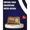 Piyano formunda tasarlanan balerinli müzikli takı kutusu, hem estetik hem işlevsel yönüyle öne çıkan özel bir üründür. Üzerindeki fırın boya uygulaması, kutuya yüksek kaliteli bir görünüm kazandırırken renklerin uzun süre canlı kalmasını sağlar. Gerçek bi