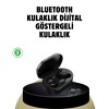 Teknolojiyi estetikle buluşturan bu Bluetooth kulaklık, gelişmiş hoparlör yapısıyla ses deneyimini üst seviyeye taşır. Derin basları ve net tizleriyle müzik keyfini artırır. LED ekranlı şarj kutusu sayesinde şarj durumunu anlık takip edebilir, 24 saate ka