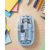 Modern ve sade mavi tasarımıyla dikkat çeken kablosuz mouse, Bluetooth ve USB bağlantı seçenekleriyle kullanım esnekliği sunar. Pilli çalışma sistemi, şarj kablosu ihtiyacını ortadan kaldırarak pratik bir deneyim sağlar.Bluetooth 5.2 teknolojisi, hızlı ve
