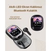 Yeni nesil Bluetooth 5.4 teknolojisiyle donatılmış bu akıllı ekranlı kablosuz kulaklık, üstün bağlantı hızı, düşük gecikme ve enerji verimliliği sunar. Günlük kullanımda hem müzik hem oyun için kararlı bir performans sağlar.Şarj kutusunda yer alan akıllı 