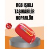 RGB LED ışıklı bu taşınabilir hoparlör, eğlenceyi bir üst seviyeye taşır. Müziğin ritmine duyarlı ışıkları sayesinde bulunduğunuz ortamı adeta mini bir parti alanına dönüştürür. Çift 57 mm sürücüsü, toplamda 20W RMS ses gücü üreterek küçük ve orta ölçekli