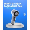 Bu kompakt şarjlı fan, yazın en sıcak günlerinde kişisel bir serinleme noktası yaratır. Dijital ekranı sayesinde seçtiğiniz hız seviyesini net bir şekilde görebilir, 100 farklı kademeden size en uygun olanı ayarlayabilirsiniz. 3000 mAh bataryasıyla uzun s