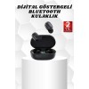 Yüksek performanslı bu kulak içi Bluetooth kulaklık, kesintisiz ses iletimi ve net iletişim sağlayarak hem müzik dinlerken hem de telefon görüşmeleri sırasında kullanıcı deneyimini üst seviyeye taşır. 300 mAh batarya kapasitesi sayesinde yaklaşık 3 saat b