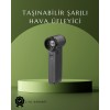 Araç içi detaylı temizlik için ideal olan bu hava üfleyici, güçlü motoruyla tozu ve kırıntıları tek hamlede uzaklaştırır. Klimalı ortamlarda veya yaz aylarında soğutma amacıyla da kullanılabilir. Şarjlı yapısı sayesinde priz arama derdi olmadan her yerde 
