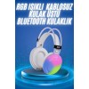 RGB ışıklı bu kablosuz kulaklık, oyun tutkunları için özel olarak tasarlanmış profesyonel bir e-spor ekipmanıdır. Göz kamaştırıcı RGB ışık efektleriyle oyun atmosferini destekleyerek, sadece işitsel değil aynı zamanda görsel bir şölen sunar. Hafif ve daya