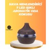 Bu ultrasonik aroma difüzör, sessiz çalışması ve zarif tasarımıyla yoga ve meditasyon alanları için özel bir atmosfer oluşturur. 300 ml su haznesi sayesinde uzun süreli buhar çıkışı sağlar.7 renk LED ışıklar, zihinsel rahatlama ve odaklanmayı destekler. H
