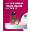 &nbsp;&nbsp;Klasik kulaklıklardan farklı olarak, bu Bluetooth kulaklık boyun hizasında sabitlenebilen şık ve esnek bir yaka klipsine sahiptir. Esnek yapısı sayesinde bükülmelere, kıvrılmalara veya kırılmalara karşı son derece dayanıklıdır. Bu da h