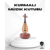 Ud figürlü müzik kutusu, geleneksel enstrümanların zarafetini modern bir dekoratif tasarımla buluşturan özel bir parçadır. İnce işçilikle şekillendirilmiş ud formu, ürünün nostaljik ve sanatsal bir hava kazanmasını sağlar. Ahşap görünümü ve detaylı yüzeyi
