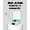 Modern teknolojiyi klasik estetik çizgilerle birleştiren bu çok fonksiyonlu cihaz, gece lambası, stereo Bluetooth hoparlör ve dijital saat ekranını tek bir üründe sunar. Hem görsel açıdan etkileyici hem de pratik kullanım sunan bu 3-ü-1 hoparlör, yaşam al