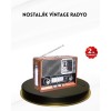 Klasik görünümüyle geçmişi, modern özellikleriyle bugünü birleştiren bu nostaljik radyo, her detayıyla yaşam alanlarınıza zarafet katmak için tasarlandı.Estetik çizgilere sahip gövdesi, retro esintiler taşıyan kontrol düğmeleri ve sıcak tonlu yüzeyiyle ad