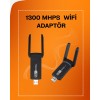 Adaptörde kullanılan yüksek performanslı Realtek çip seti, WiFi sinyallerini daha güçlü yakalayarak bağlantı sürekliliğini artırır. Özellikle sinyal mesafesinin önemli olduğu durumlarda bu çip, daha az sinyal kaybı ve daha fazla kararlılık sağlar. Ayrıca,