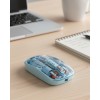 Mavi kablosuz mouse, sade ve modern tasarımıyla çalışma alanına şıklık kazandırır. Pilli yapısı sayesinde şarj derdi olmadan kullanılabilir ve ofis ortamlarında pratik bir çözüm sunar. Bluetooth 5.2 teknolojisi, hızlı ve stabil bağlantı imkânı sağlar.2.4G