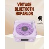 Geçmişin nostaljisini günümüz teknolojisiyle birleştiren bu retro pikap hoparlör, müzik tutkunlarının vazgeçilmezi olacak. Bluetooth, AUX, USB, Type-C ve hafıza kartı girişleriyle her cihazla uyumlu çalışır. 360° ses efektiyle odanın her köşesine güçlü ve