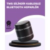 Alüminyum silindir tasarımıyla hem premium hissiyat hem de yüksek dayanıklılık sunan bu mini hoparlör, 4W güçlü çıkışıyla beklentilerin çok üzerinde performans gösterir. Dengeli ses yapısı, güçlü bas tepkisi ve temiz tizleri sayesinde her müzik türünde ke