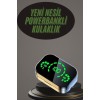Gelişmiş suya ve tere dayanıklılık özelliği, spor yaparken veya yağmurlu havalarda kulaklığınızı güvenle kullanmanızı sağlar. Yoğun egzersizler sırasında terden etkilenmeden müziğinizi dinleyebilir, açık hava koşullarında bile kesintisiz bir deneyim yaşay
