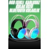 Bu RGB ışıklı kablosuz kulaklık, e-spor dünyasına adım atmak isteyen kullanıcılar için tasarlanmış, yüksek performanslı ve estetik bir ses çözümüdür. Şık ve göz alıcı RGB aydınlatmaları, oyun atmosferini daha etkileyici hale getirirken, hafif yapısıyla uz