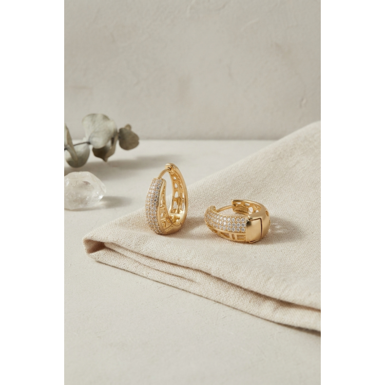 Gold Renk Zirkon Taşlı ve Motif Detaylı Damla Halka Model Kadın Küpe 5886