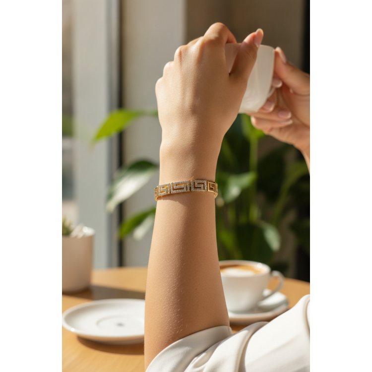 CM Labirent Model Zirkon Taşlı VIP Seri Gold Renk Pirinç Kadın Bileklik 5886