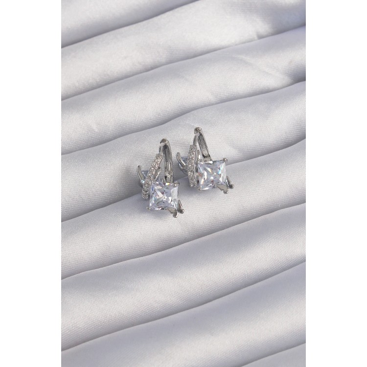 Pirinç Gümüş Renk İri Zirkon Taşlı Kıvrımlı Minimal Kelebekli Halka Küpe - TJ-BKP9288 Pirinç Gümüş Renk İri Zirkon Taşlı Kıvrımlı Minimal Kelebekli Halka Küpe - TJ-BKP9288