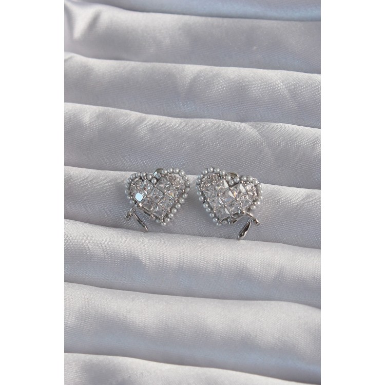 Pirinç Gümüş Renk Fiyonk Detay İncili Zirkon Taşlı Kalp Küpe - TJ-BKP9298 Pirinç Gümüş Renk Fiyonk Detay İncili Zirkon Taşlı Kalp Küpe - TJ-BKP9298