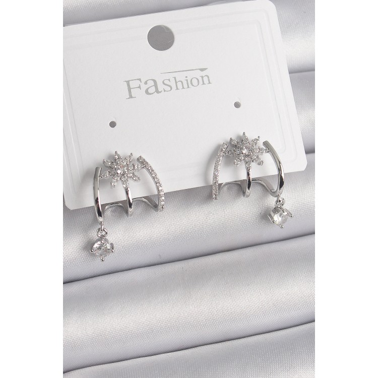 Pirinç Gümüş Renk Zirkon Taşlı Çiçek Figür Sallantı Detay Kadın Küpe - TJ-BKP9843 Pirinç Gümüş Renk Zirkon Taşlı Çiçek Figür Sallantı Detay Kadın Küpe - TJ-BKP9843