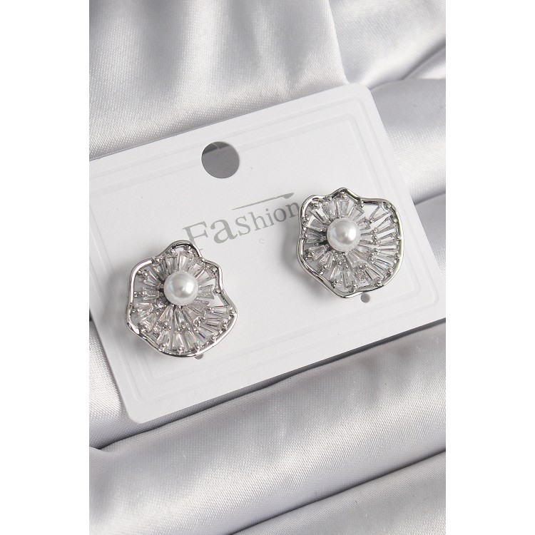 Pirinç Gümüş Renk Zirkon Taşlı Çiçek Model İnci Detay Kadın Küpe - TJ-BKP9974 Pirinç Gümüş Renk Zirkon Taşlı Çiçek Model İnci Detay Kadın Küpe - TJ-BKP9974