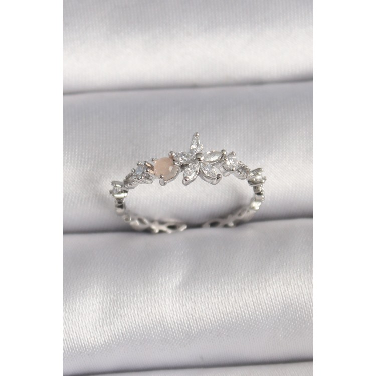 Pirinç Gümüş Renk Zirkon Taşlı Çiçek Model Ayarlanabilir Yüzük - TJ-BYK3564 Pirinç Gümüş Renk Zirkon Taşlı Çiçek Model Ayarlanabilir Yüzük - TJ-BYK3564