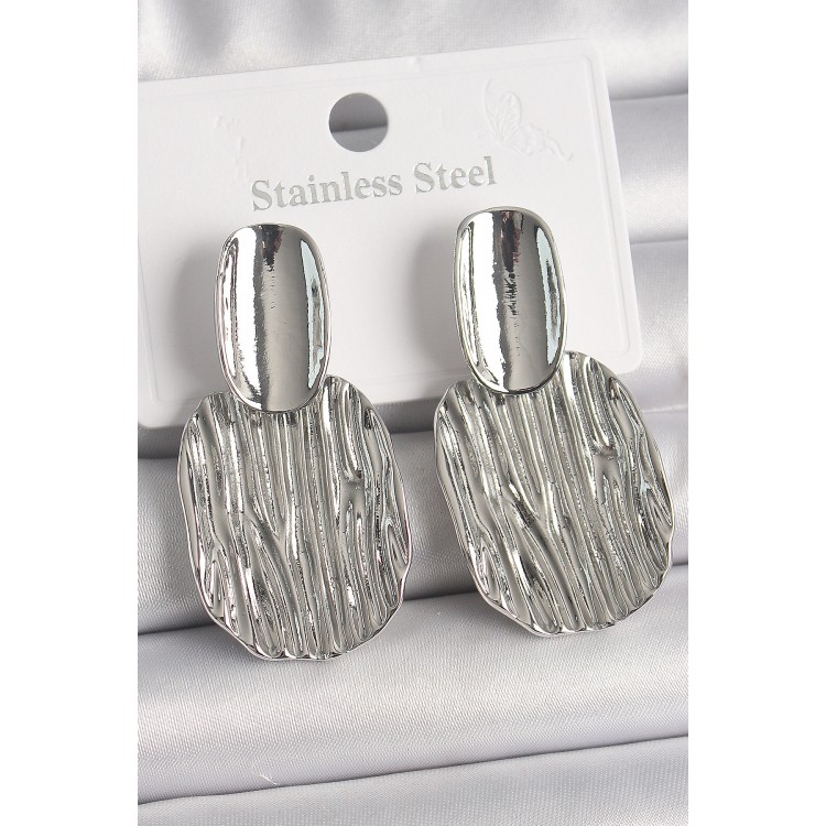 Pirinç Gümüş Renk İşlemeli Kare Plaka Model Kadın Küpe - TJ-BKP10087 Pirinç Gümüş Renk İşlemeli Kare Plaka Model Kadın Küpe - TJ-BKP10087