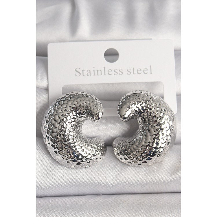 Pirinç Gümüş Renk Yılan Sırtı İşlemeli Yarım Halka Model Kadın Küpe - TJ-BKP10158 Pirinç Gümüş Renk Yılan Sırtı İşlemeli Yarım Halka Model Kadın Küpe - TJ-BKP10158