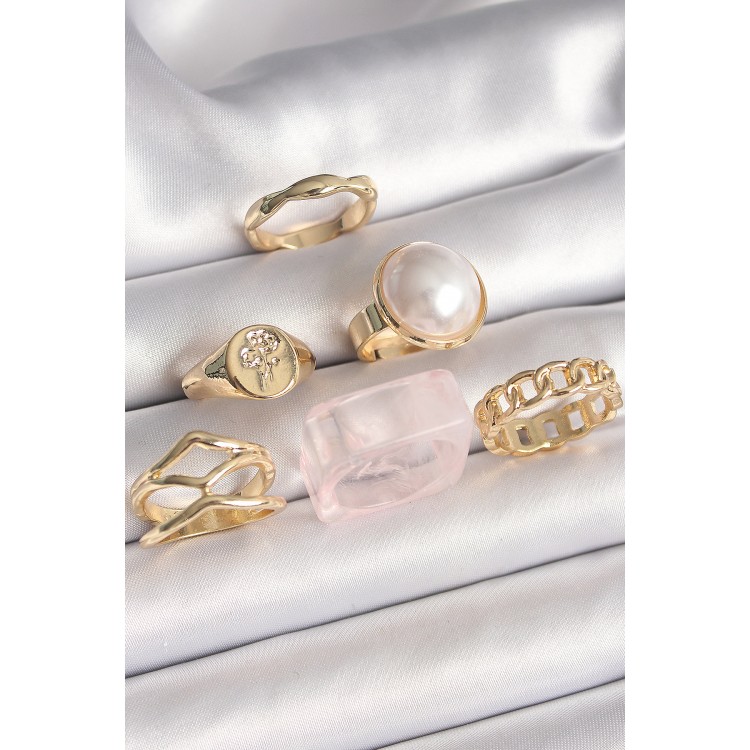 Pirinç Gold Renk Beyaz İncili Zincir Yüzük Figür İşleme Detay 6'Lı Kadın Yüzük Seti - TJ-BYK3615 Pirinç Gold Renk Beyaz İncili Zincir Yüzük Figür İşleme Detay 6'Lı Kadın Yüzük Seti - TJ-BYK3615