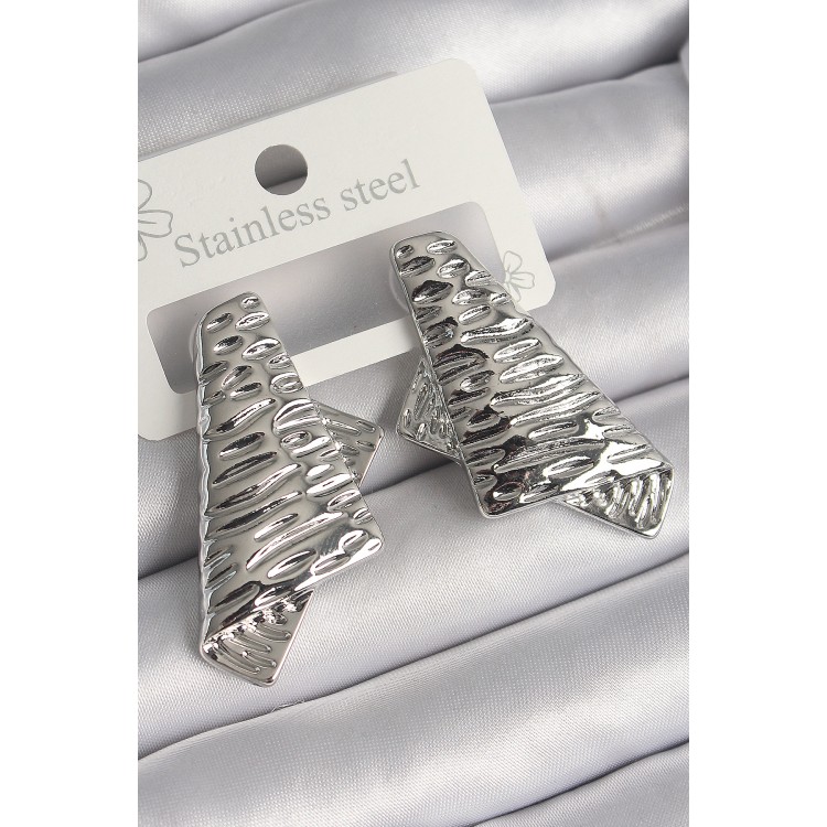 Pirinç Gümüş Renk İşleme Detaylı Katlanmış Kare Plaka Model Kadın Küpe - TJ-BKP10222 Pirinç Gümüş Renk İşleme Detaylı Katlanmış Kare Plaka Model Kadın Küpe - TJ-BKP10222