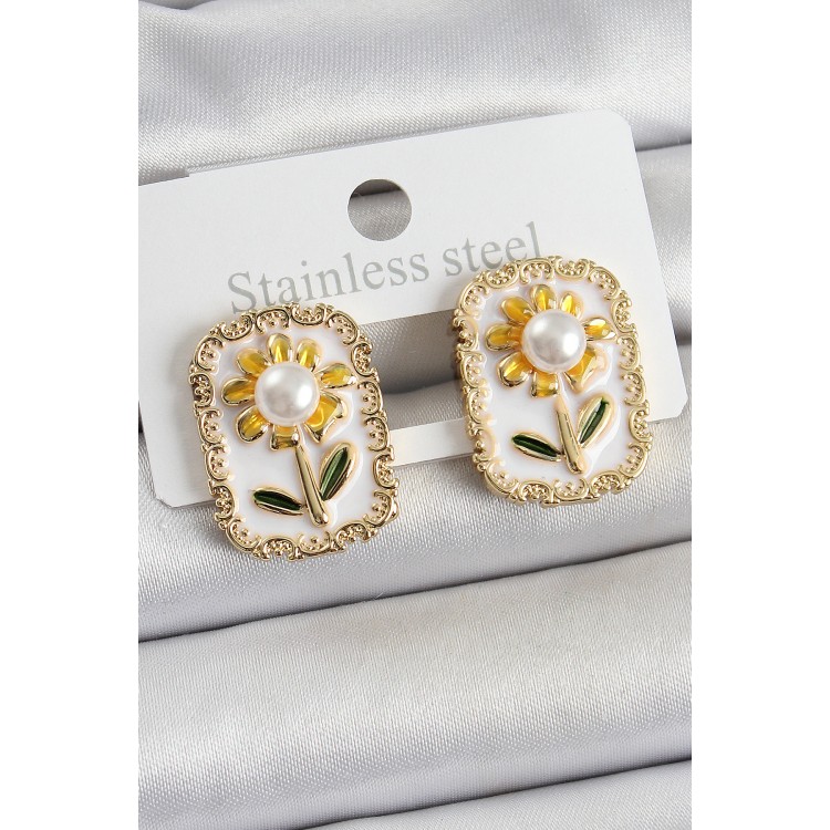 Pirinç Beyaz Mineli Papatya Figürlü Sanatsal Portre Model Gold Renk Kadın Küpe - TJ-BKP10686 Pirinç Beyaz Mineli Papatya Figürlü Sanatsal Portre Model Gold Renk Kadın Küpe - TJ-BKP10686