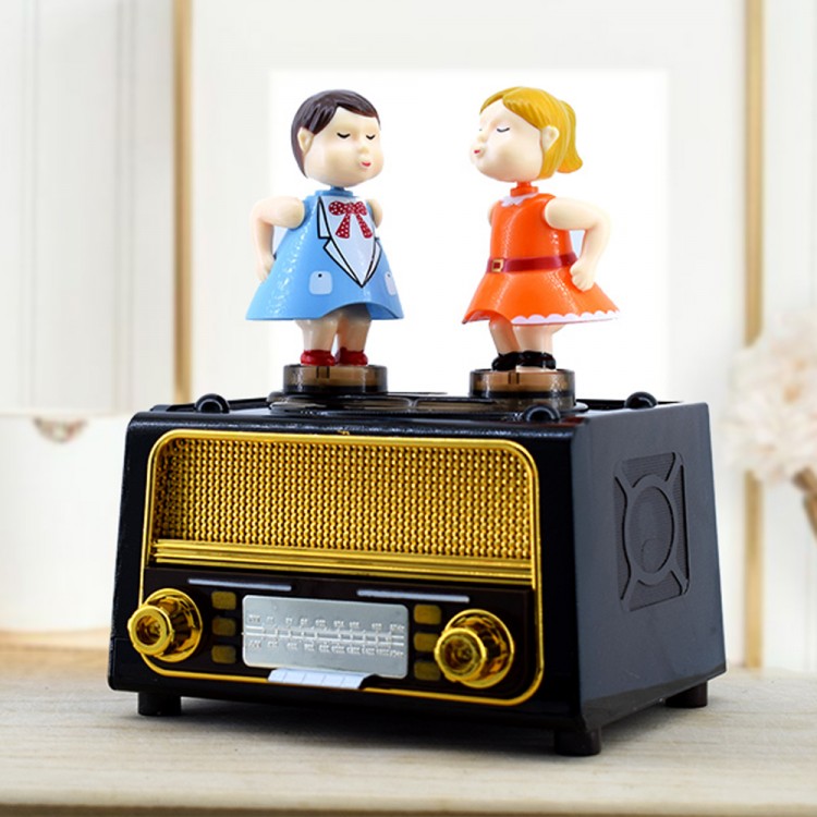 Kissing Couple Music Box