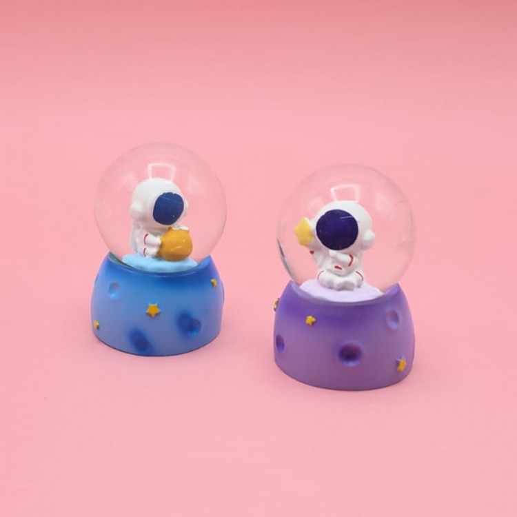 Light-Up Mini Cute Astronaut Snow Globe 1 Piece