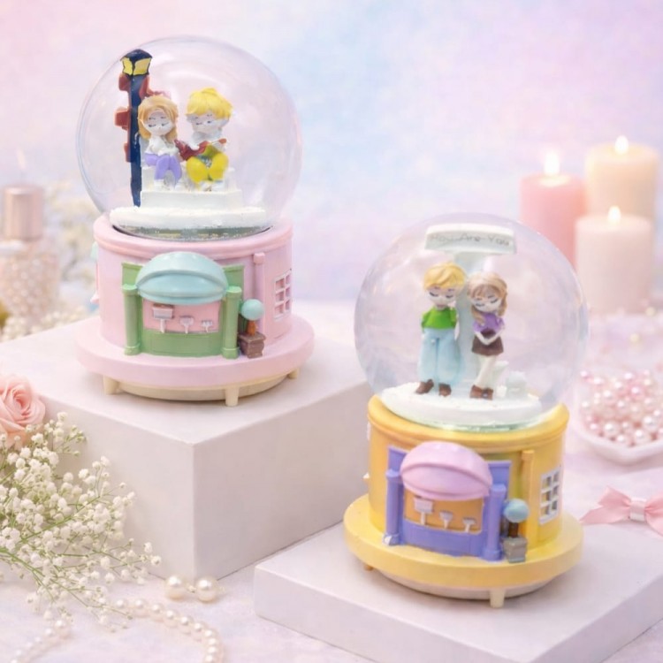 Büyük Boy Mutlu Aşıklar Tasarımlı Kar Küresi Büyük Boy Mutlu Aşıklar Tasarımlı Kar Küresi