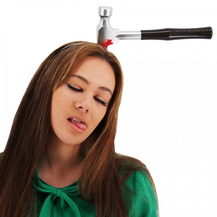 Kafaya Saplanmış Kahverengi Saplı Çekiç Şaka Tacı Kafaya Saplanmış Kahverengi Saplı Çekiç Şaka Tacı