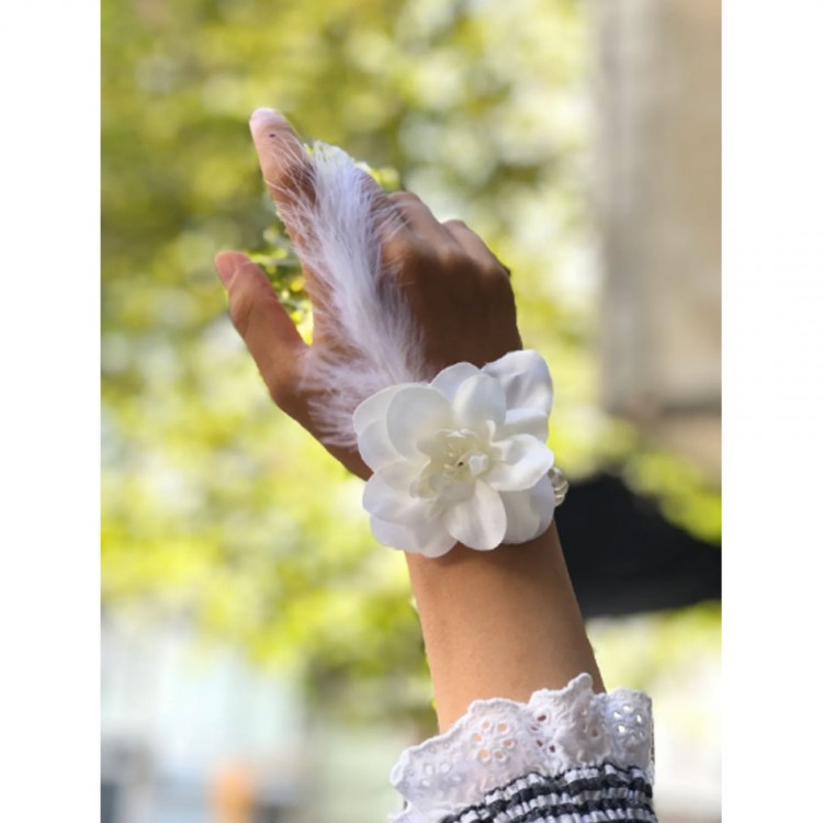 Bride to be Bridal Bracelet Feather and Pearl Beads White Color Bachelorette Party Bracelet 10 Pcs Bride to be Bridal Bracelet Feather and Pearl Beads White Color Bachelorette Party Bracelet 10 Pcs