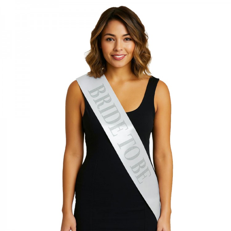 Beyaz Saten Üzerine Kalın Gümüş Yazılı Bride To Be Kuşağı Beyaz Saten Üzerine Kalın Gümüş Yazılı Bride To Be Kuşağı