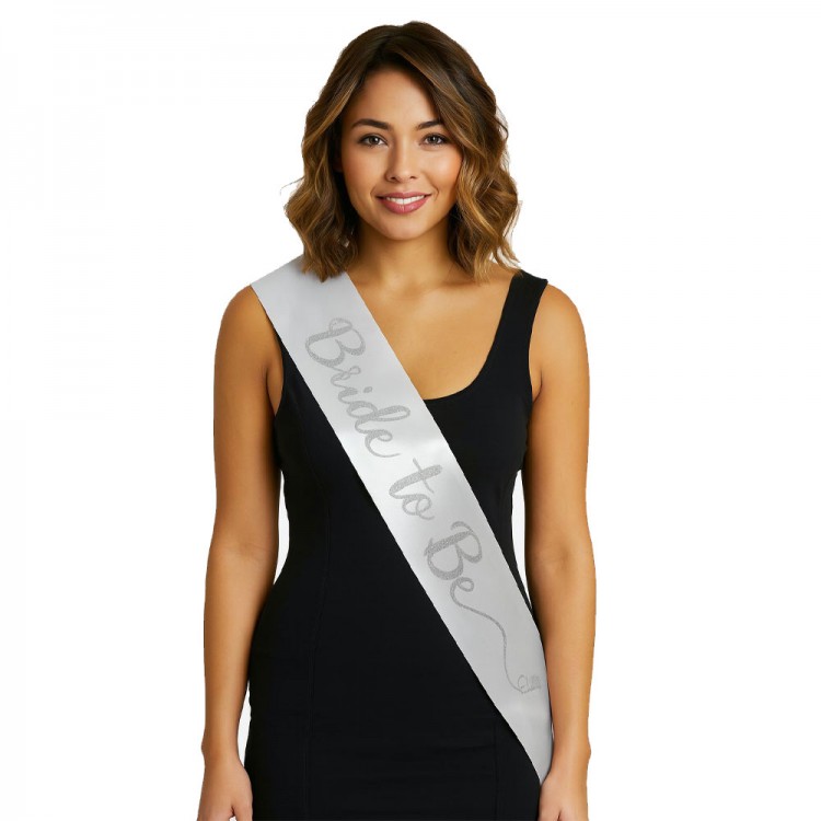 Beyaz Saten Üzerine El Yazısı İtalik Gümüş Bride To Be Kuşağı Beyaz Saten Üzerine El Yazısı İtalik Gümüş Bride To Be Kuşağı