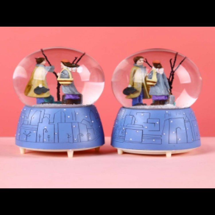 MEDIUM SIZE LIGHTED MUSICAL SNOW GLOBE